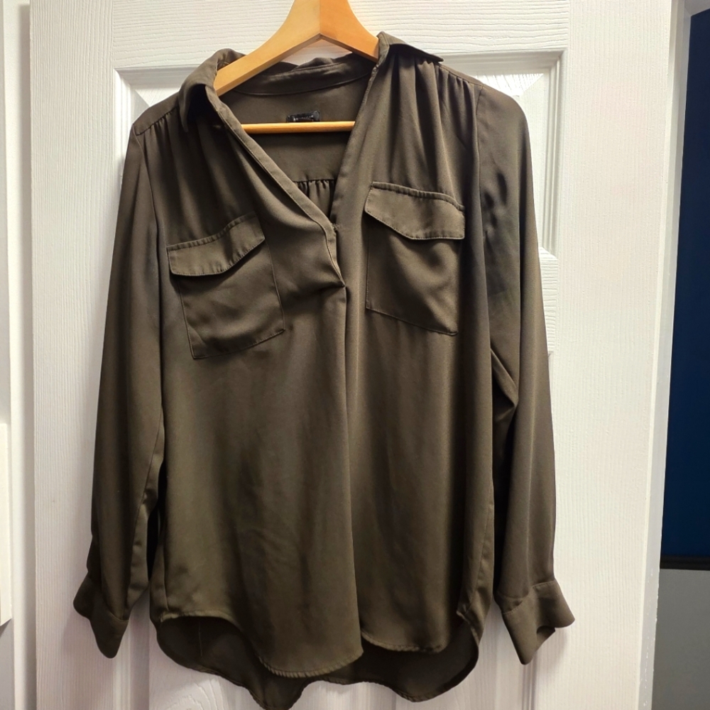 Ann Taylor Green Relaxed Buttoned Blouse